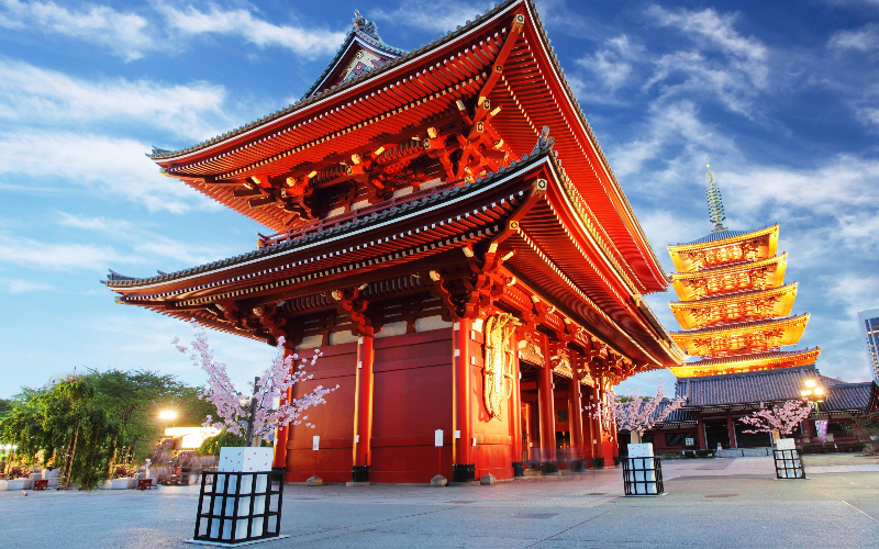 Templo Senso-ji iluminado em Asakusa, Tóquio, Japão